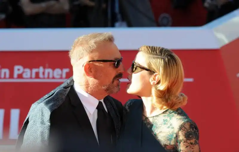 kevin costner e lily (2)