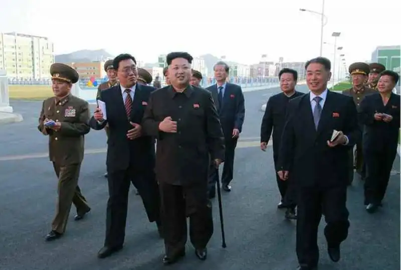 Kim Jong-un cammina con un bastone nella sua ricomparsa in pubblico dopo 40 giorni