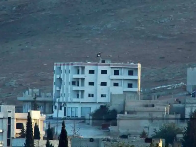 la bandiera isis su un edificio alla periferia di kobani