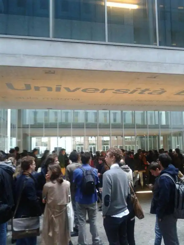 LA FILA FUORI PER SENTIRE PIKETTY ALLA BOCCONI