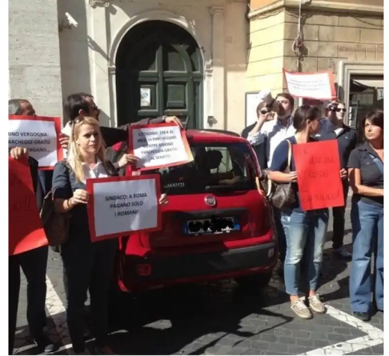 LA PANDA DI MARINO NELL'AREA  RISERVATA DEL  PARCHEGGIO DEL SENATO