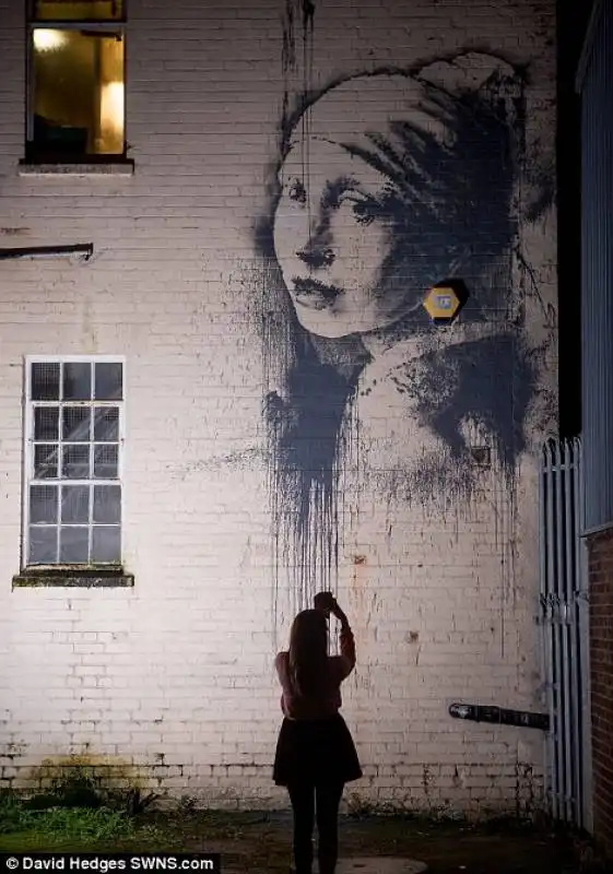 la ragazza con l'orecchino di perla by banksy  4