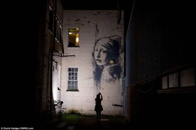 la ragazza con l'orecchino di perla by banksy  5