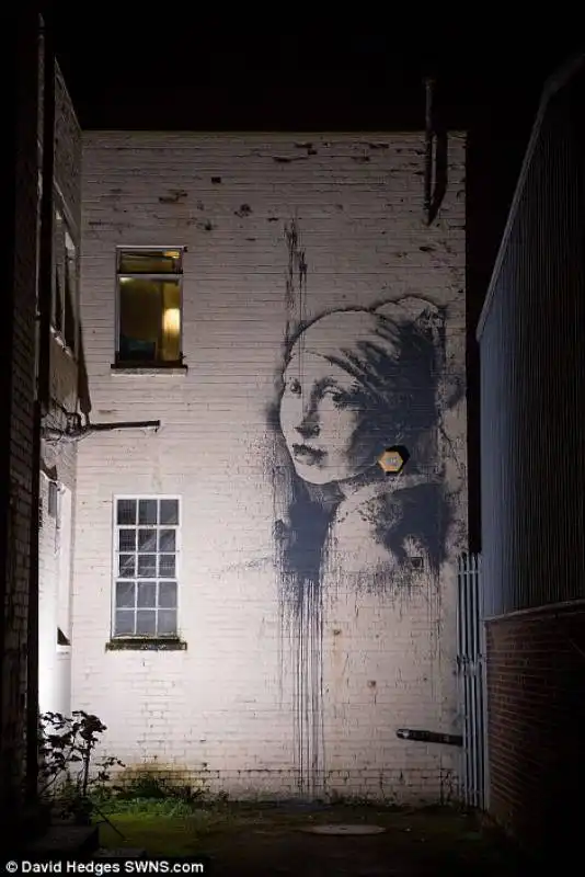 la ragazza con l'orecchino di perla by banksy  6