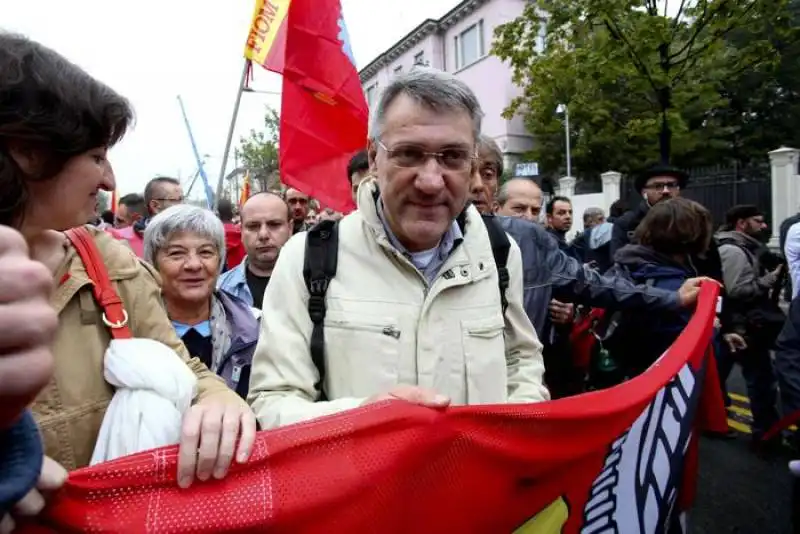 landini a milano al corteo contro il vertice ue 