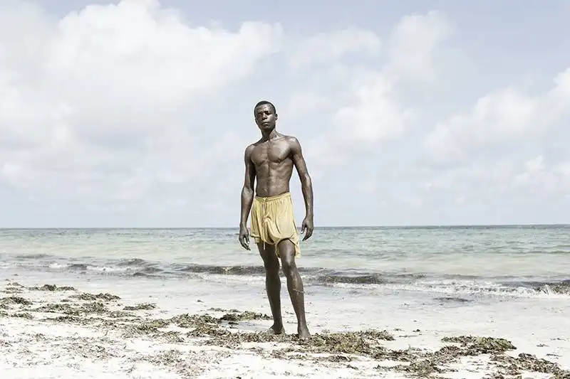 le spiagge del kenya pullulano di donne europee a caccia di uomini