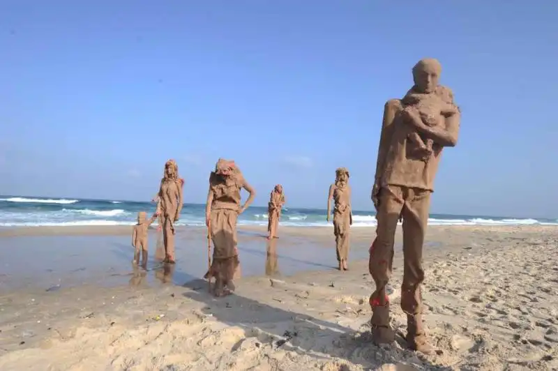 le statute di iyad sabbah sulla spiaggia