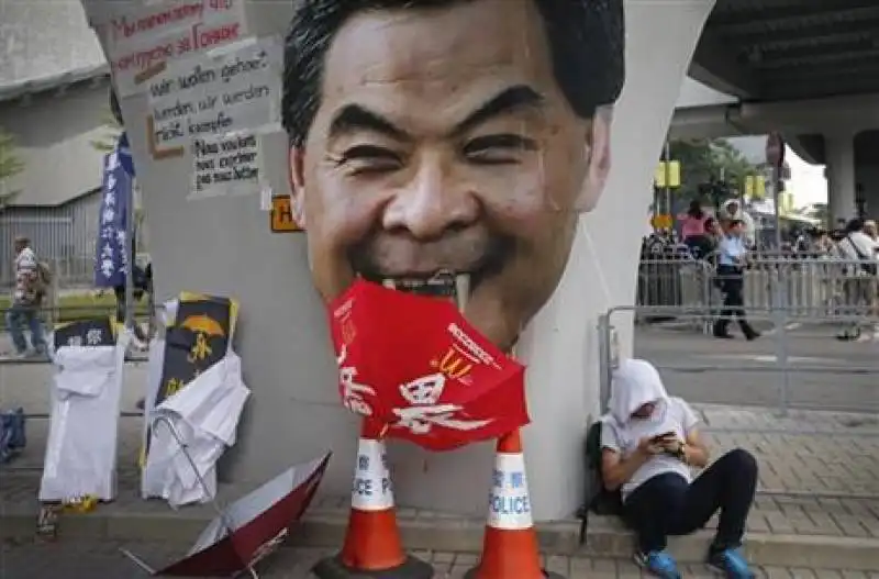 leung chun ying governatore di hong kong 