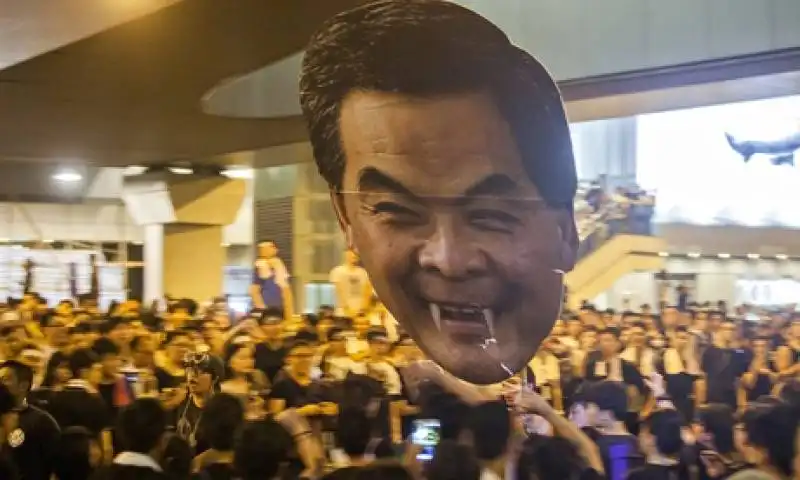 leung chun ying governatore di hong kong