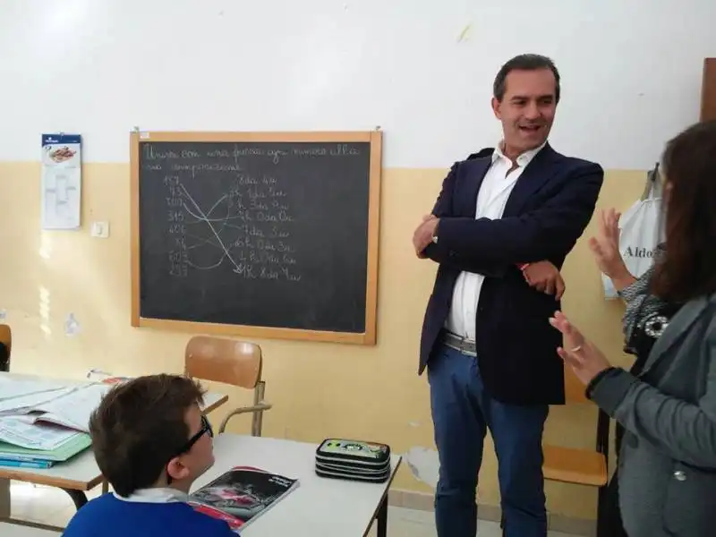 luigi de magistris fa visita a una scuola 