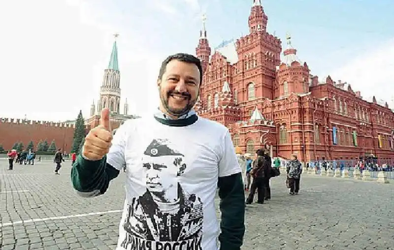 MATTEO SALVINI CON LA MAGLIETTA DI PUTIN