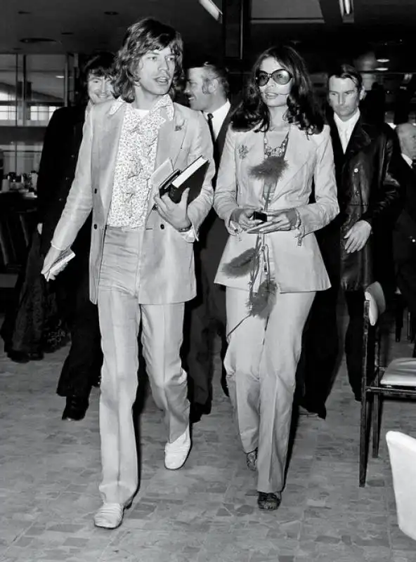 mick e bianca jagger a heathrow destinazione bahamas 1970