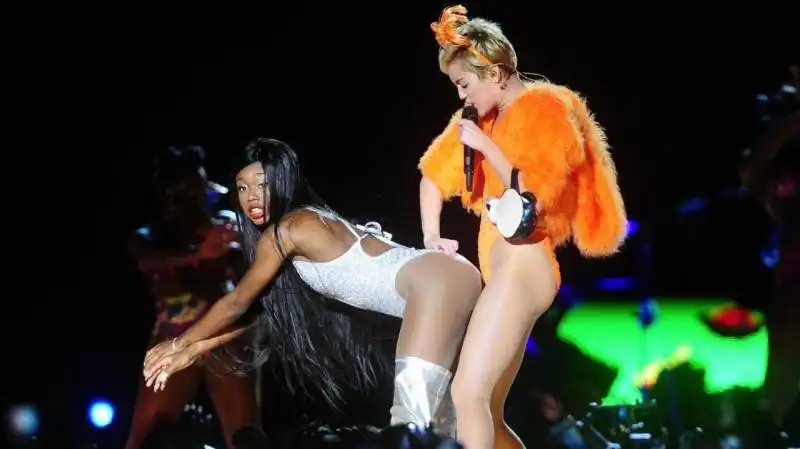 miley cyrus on bangerz tour in buenos aires 10