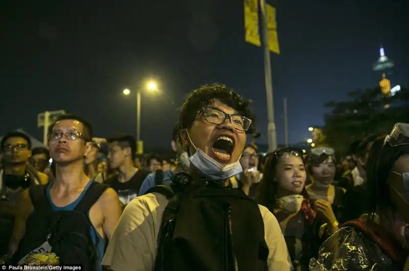 occupy central continuano le proteste di hong kong 12