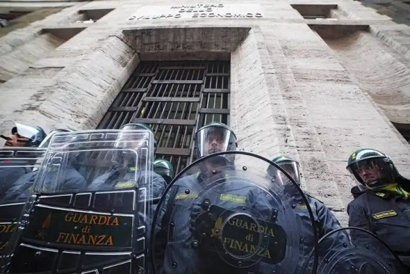 operai delle acciaierie terni in corteo a roma, feriti in scontri con polizia 12