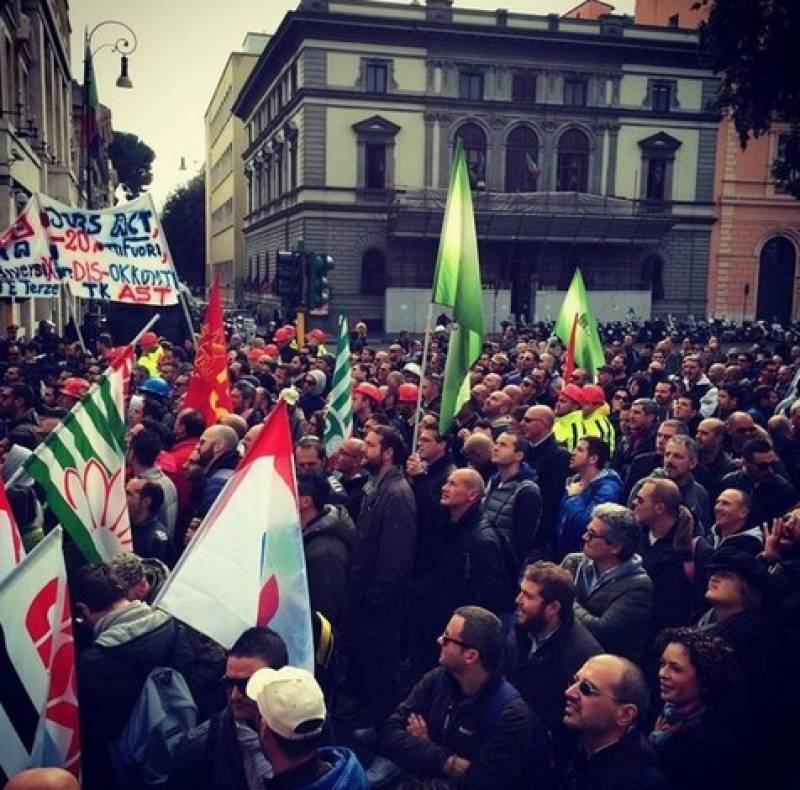 operai delle acciaierie terni in corteo a roma, feriti in scontri con polizia 27