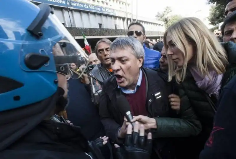 operai delle acciaierie terni in corteo a roma, feriti in scontri con polizia 4 MAURIZIO 
LANDINI
