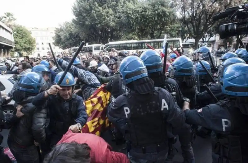 operai delle acciaierie terni in corteo a roma, feriti in scontri con polizia 6