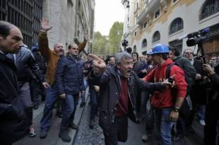 operai delle acciaierie terni in corteo a roma, feriti in scontri con polizia 7 MAURIZIO LANDINI