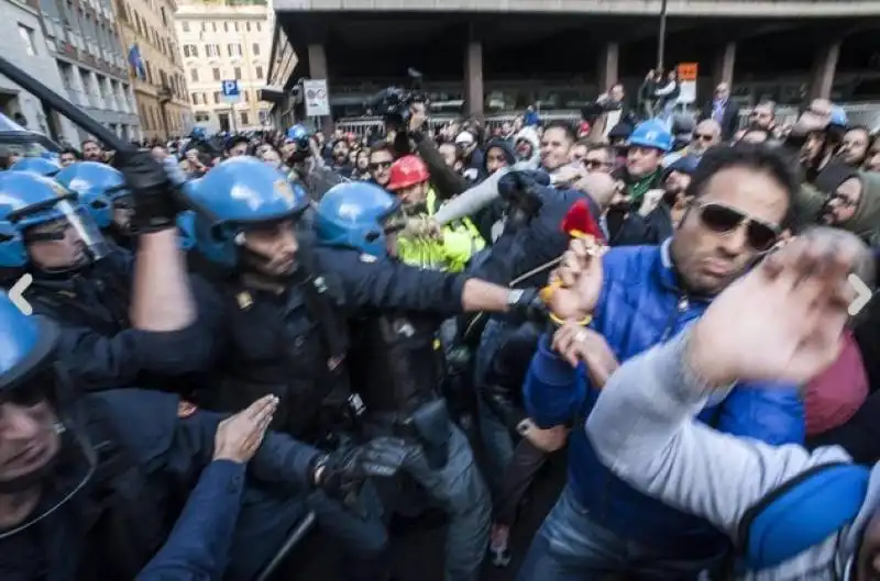 operai delle acciaierie terni in corteo a roma, feriti in scontri con polizia 9