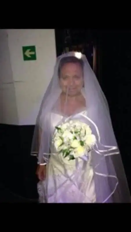 piero chiambretti in abito da sposa