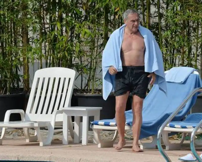 pietro grasso in piscina 0131b80af3704a57eb7a23ab177abcec