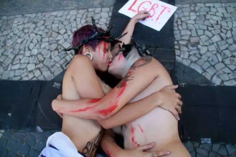 protesta lesbo in brasile davanti alla chiesa della candelaria  8