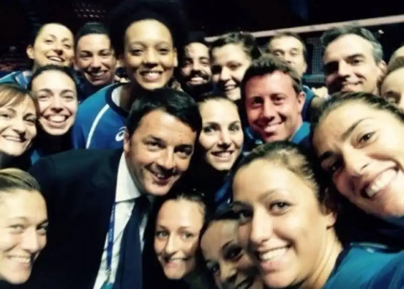 renzi selfie volley donne