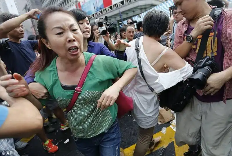 residenti e negozianti di hong kong contro i manifestanti