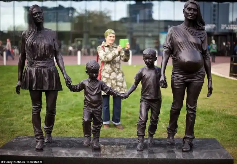 roma and emma jones sculture a birmingham 2