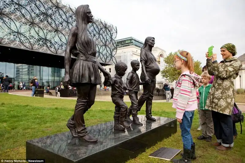 roma and emma jones sculture a birmingham 5