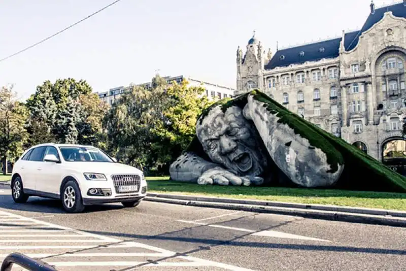 scultura gigante a budapest 5