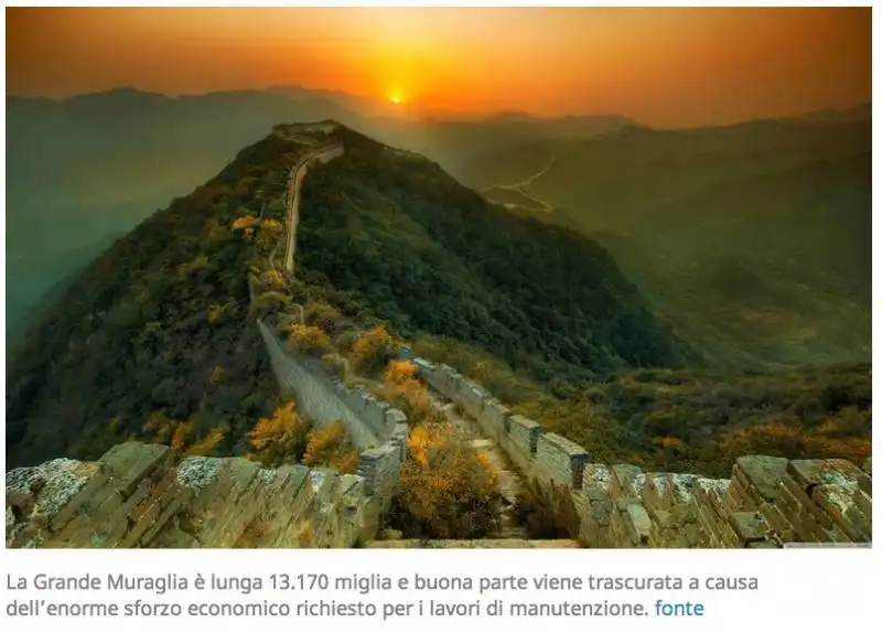 sezione della grande muraglia cinese invasa dalla vegetazione – cina