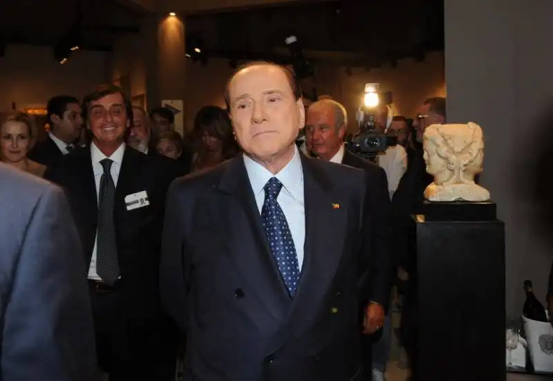 silvio berlusconi inaugura la biennale di antiquariato