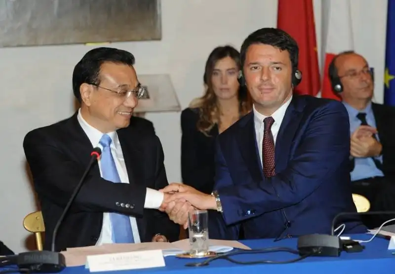 stretta di mano tra li keqiang e matteo renzi