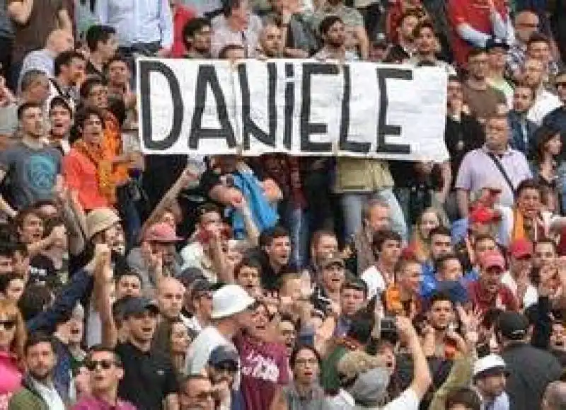 striscione all'olimpico a favore di daniele de santis