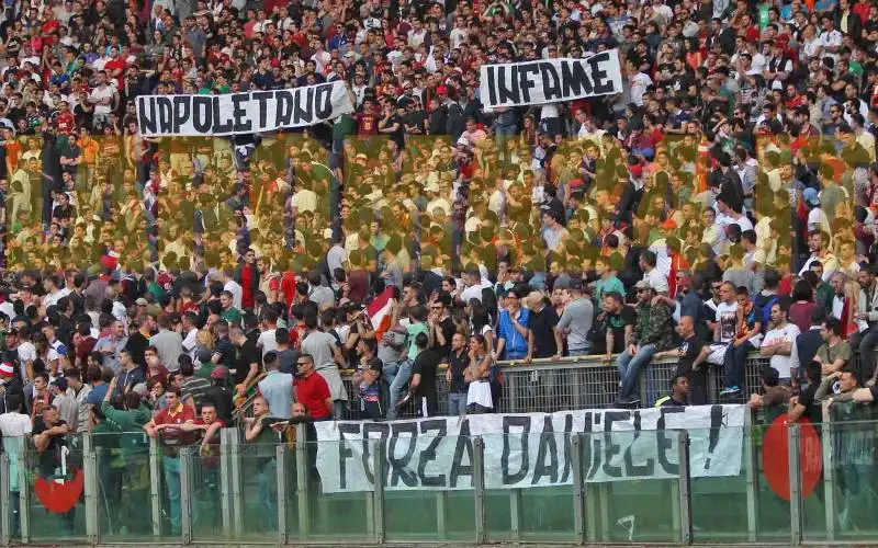 striscione all'olimpico a favore di daniele de santis e contri i napoletani