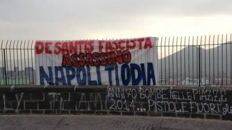 striscione dei tifosi del napoli contro daniele de santis 