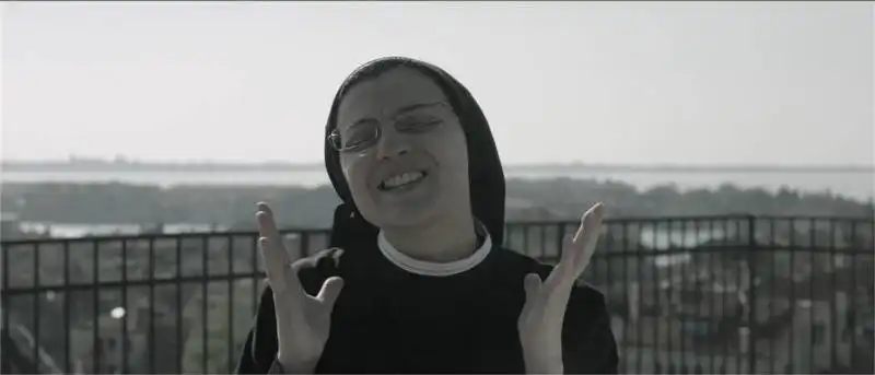 suor cristina nel videoclip like a virgin 3