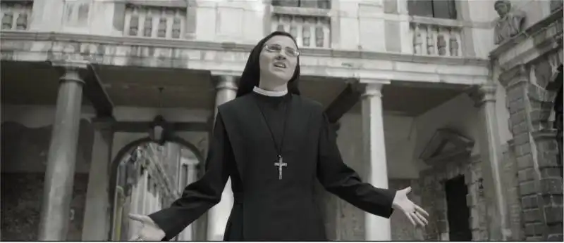 suor cristina nel videoclip like a virgin