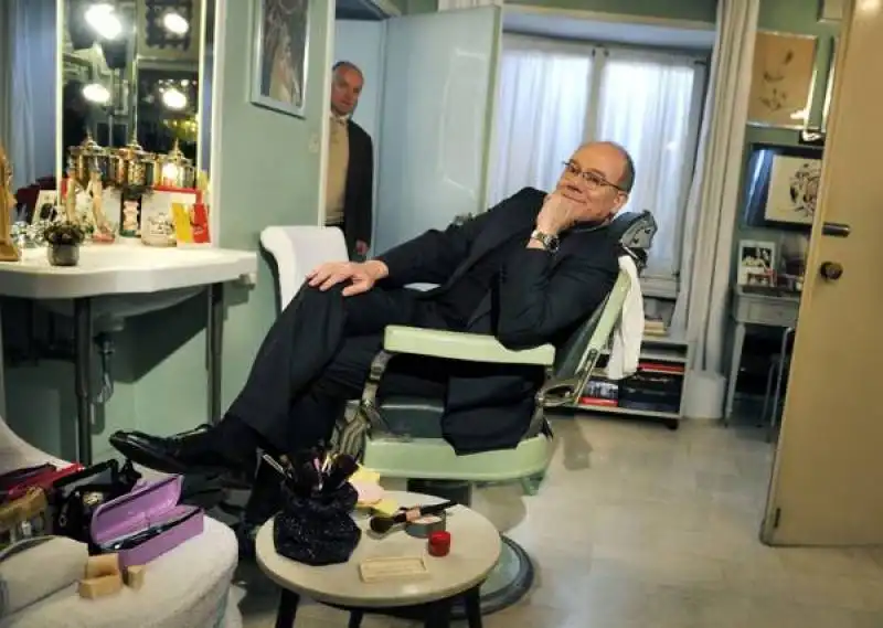 verdone nella barberia di casa di alberto sordi