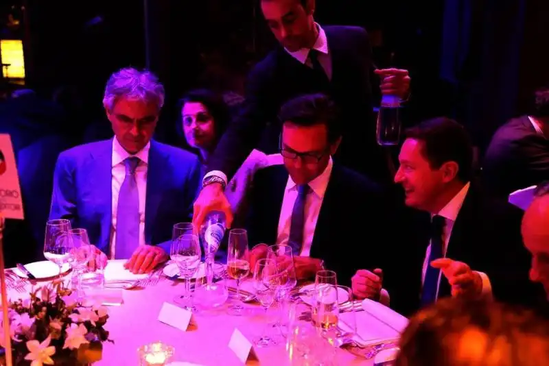 andrea bocelli james murdoch e andrea ceccherini al tavolo della cena