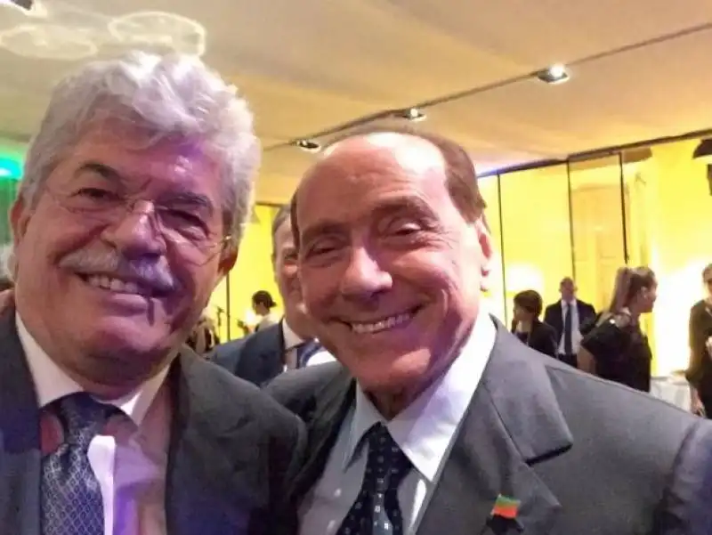 antonio razzi selfie con berlusconi