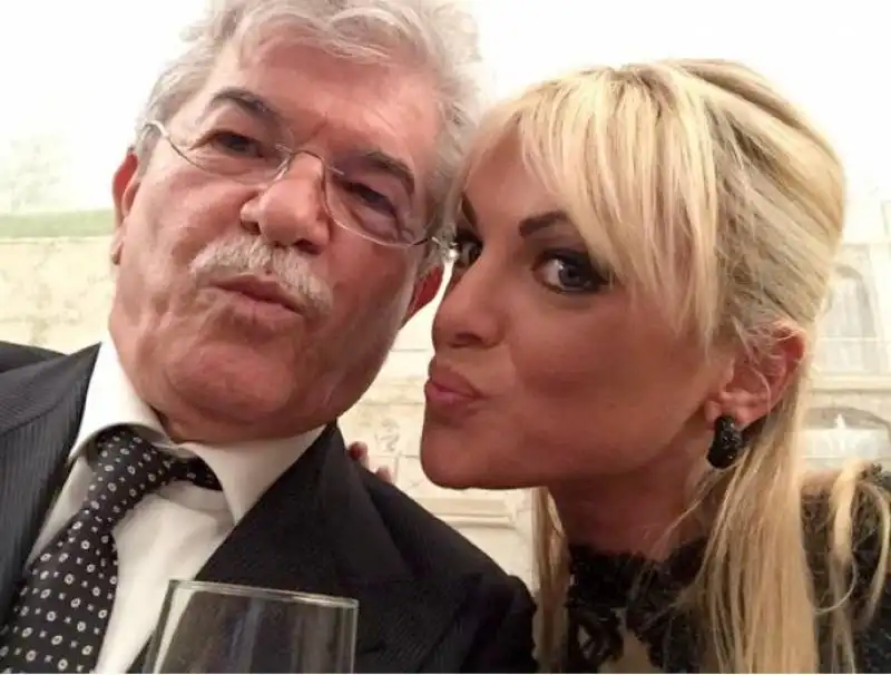 antonio razzi selfie con francesca pascale