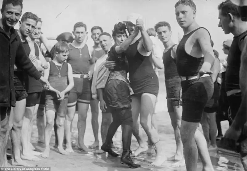 bagnanti ballano il tango alla spiaggia di brighton