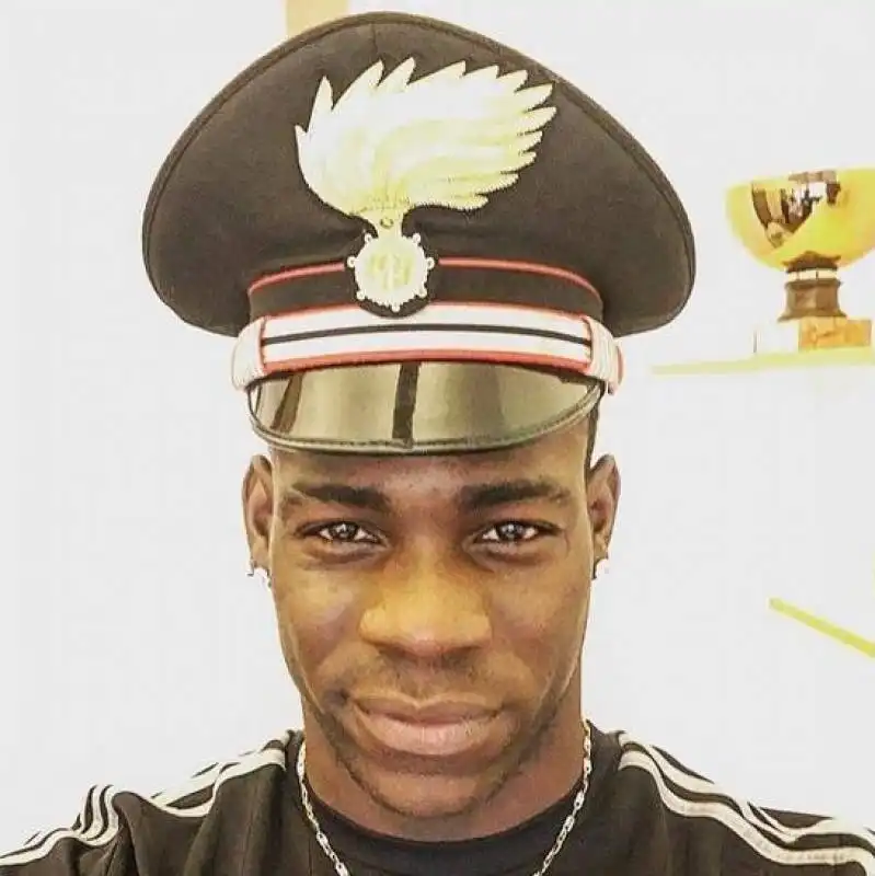 BALOTELLI CON IL CAPPELLO DA CARABINIERE 