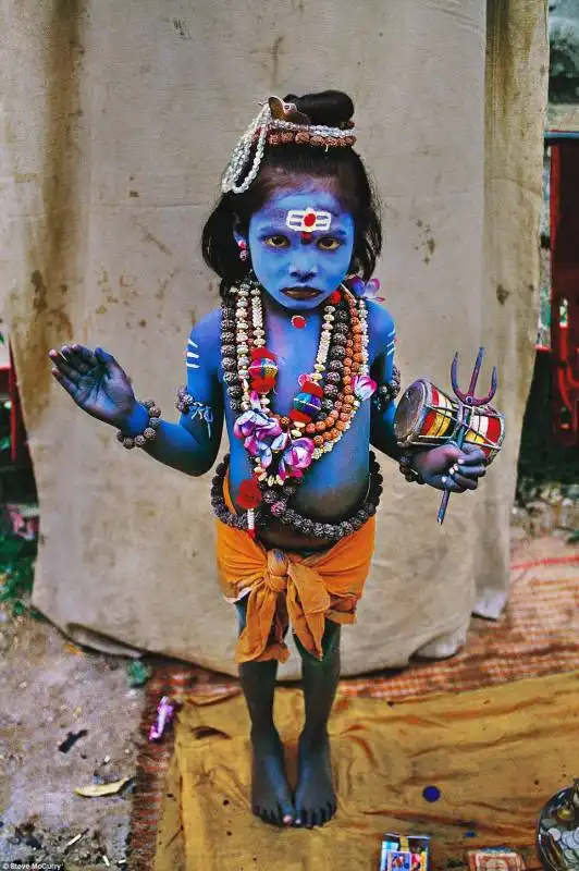 bambina indu vestita come shiva   haridwar india 1998