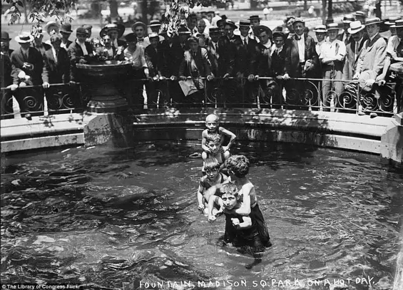 bambini giocano nella fontana di madison square park