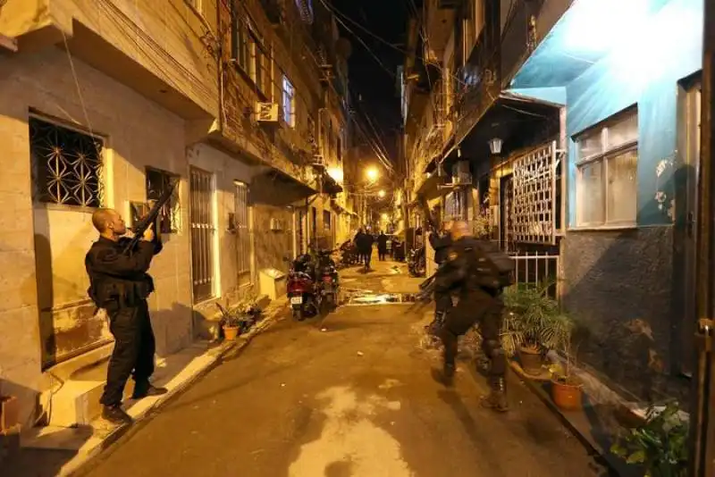 BRASILE - LA POLIZIA IN AZIONE IN UNA FAVELA