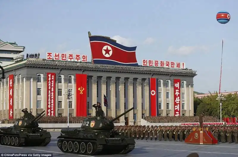 carrarmati nordcoreani sfilano a pyongyang